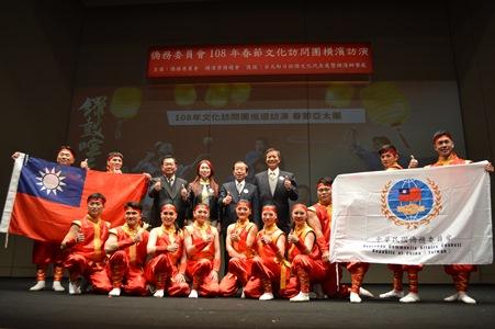 謝長廷・駐日代表（後列右２）、高建智・僑務委員会副委員長（後列右１）、洪益芬・横浜華僑総会会長（後列右３）、張瑞濱・国立台湾戯曲学院校長（後列右４）およびパフォーマンスを披露した国立台湾戯曲学院の出演者ら