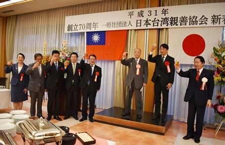 写真右から日本台湾親善協会会長の衛藤征士郎・衆議院議員、張仁久・駐日副代表、玉澤徳一郎・日本台湾親善協会名誉会長、山本順三・国家公安委員長/国土強靱化/防災担当大臣、秋元司・環境副大臣、武藤容治・衆議院議員、金子万寿夫・衆議院議員、尾身朝子・衆議院議員