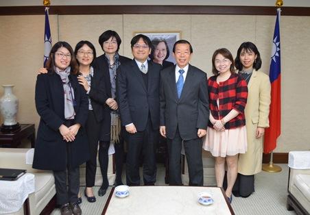 台日法律互助実務交流のために来日した「財団法人法律扶助基金会」一行
謝長廷・駐日代表（右３）、周漢威・法律扶助基金会執行長（左４）
