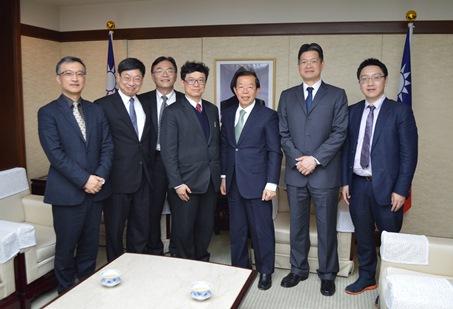 謝長廷・駐日代表（右３）、謝達斌・科技部（科学技術省）政務次長（左４）