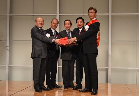 写真右より、何道台・日本台湾商会聯合会第７期総会長、邱文潛・亜洲台湾商会聯合総会総会長、謝長廷・駐日代表、呉新興・僑務委員会委員長、陳潘淼・日本台湾商会聯合会第６期総会長