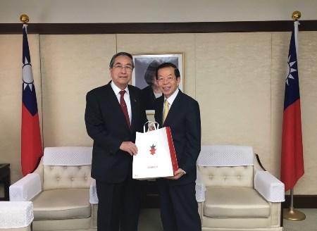 謝長廷・駐日代表（右）、山木靖雄・広島県議会議長（左）