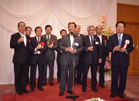 謝長廷・駐日代表（写真左３）、衛藤征士郎・日本台湾親善協会会長（右１）、玉澤徳一郎・日本台湾親善協会名誉会長（右４）
