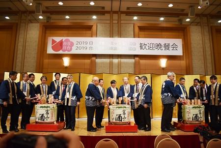 中央のグループ　
写真左から田川博己・日本旅行業協会会長、謝長廷・駐日代表、葉菊蘭・台湾観光協会会長、石井隆一・富山県知事、周永暉・交通部観光局長、山西健一郎・日本観光振興協会会長

右のグループ
柯文哲・台北市長（写真右4）


