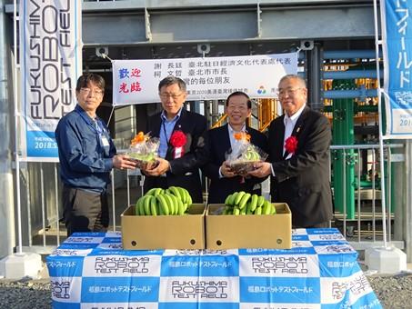福島県南相馬市の福島ロボットテストフィールドを訪問した謝長廷・駐日代表（右２）、柯文哲・台北市長（左２）および門馬和夫・南相馬市長（右１）