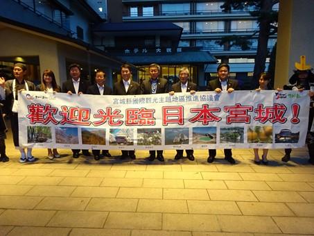 宮城県松島町に到着した謝長廷・駐日代表（左４）および柯文哲・台北市長（左６）を歓迎する村井嘉浩・宮城県知事（左５）、佐藤光樹・宮城県議会議長（右３）および宮城県関係者