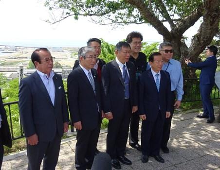 宮城県石巻市の日和山公園を訪問。震災復興と防災について意見交換した謝長廷・駐日代表（前右１）、柯文哲・台北市長（前右２）、亀山紘・石巻市長（前左２）