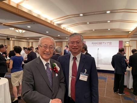 第24回「日経アジア賞」科学技術部門を受賞した廖一久氏（写真左）に祝意を表する蔡明耀・駐日副代表（右）