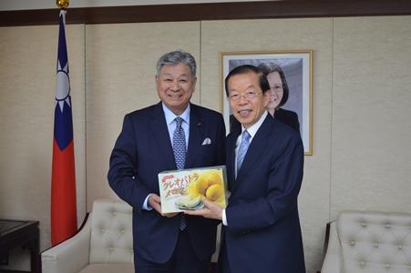 謝長廷・駐日代表（右）、藤縄喜和・鳥取県議会議長（左）