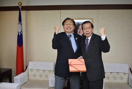 謝長廷・駐日代表（写真右）、6月初めに5選を果たした三村申吾・青森県知事（左）





