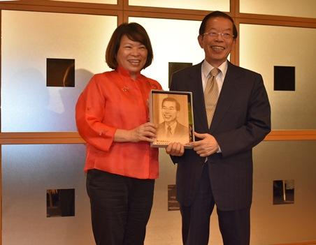 「嘉義祭り 観光振興　～嘉義市長 黄敏惠よりご招待～」観光ＰＲイベント後の懇親会に出席した謝長廷・駐日代表（写真右）、黄敏惠・嘉義市長（左）
