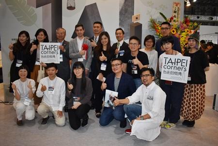 蔡明耀・駐日副代表（写真後列左３）、王淑芳・駐日代表処台湾文化センター長（同右４）、蔡宗雄・台北市政府文化局長（同左５）、陳玉秀・台北市文化基金会 松山文創園区総ディレクター（同左２）、出展した15社の代表ら
