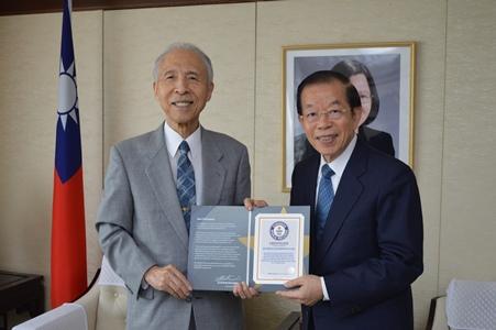 謝長廷・駐日代表（右）、雜賀慶二・東洋ライス代表取締役社長（左）
2019年2月21日に雜賀慶二社長が「BG無洗米コンソーシアム」の代表者として挑戦した「最大のサスティナブルフードレッスン（複数会場）」に台北駐日経済文化代表処経済部が参加。ギネス世界記録に認定されたことから7月3日、雜賀社長がギネス世界記録認定書を当代表処に届けた。

