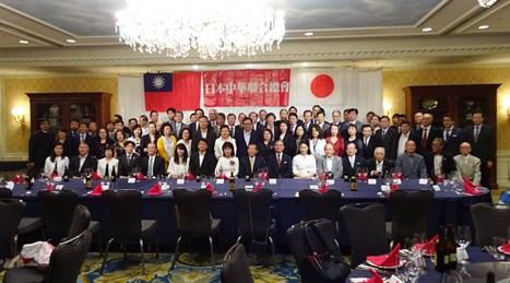 謝長廷・駐日代表（前列左９）、林月理・日本中華聯合総会会長（前列左８）