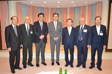 写真右より、謝発達・中華民国三三企業交流会（以下、三三会）秘書長、林伯豊・三三会訪日団団長、謝長廷・駐日代表、古屋圭司・衆議院議員（日華議員懇談会会長）、岸信夫・衆議院議員（日本・台湾経済文化交流を促進する若手議員の会会長）、鄭世松・三三会顧問、大橋光夫・日本台湾交流協会会長