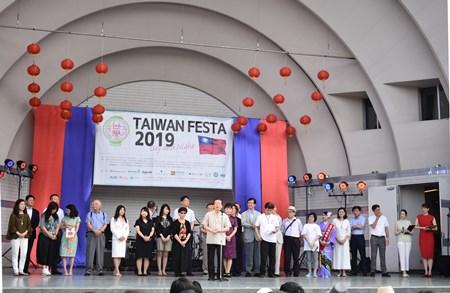 挨拶する謝長廷・駐日代表
　壇上には張仁久・駐日副代表、舟町仁志・日本台湾交流協会専務理事、林月理・日本中華聯合総会会長、朱恭亮・台湾フェスタ実行委員長ら台日の関係者が並んだ

