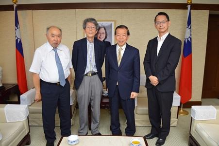 謝長廷・駐日代表（右２）、沈国雄・日本高雄中学高雄女中校友会会長（左２）