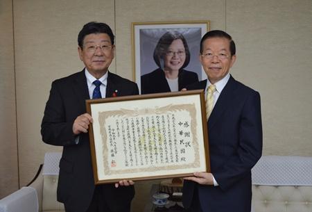 謝長廷・駐日代表（右）、佐藤仁・宮城県南三陸町長（左）