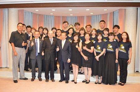 謝長廷・駐日代表（写真前列左４）、呂克桓・中山医学大学学長（同３）および中山医学大学合唱団のメンバーら

