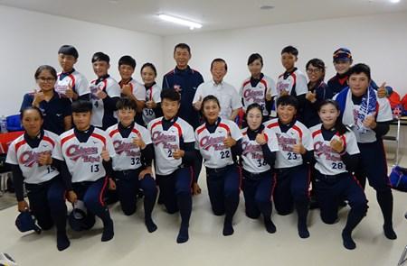 謝長廷・駐日代表（後列右６）、女子ソフトボール台湾代表チームの楊賢銘監督（後列左６）および選手ら