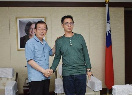 障害者の国際的なピアノコンクール「第4回アンハードノート・ピアノパラ・イン・ニューヨーク」で優勝した台湾のピアニスト、李尚軒さん（写真右）が謝長廷・駐日代表を訪問（左）。李さんは9月10日、東京・渋谷の国立オリンピック記念青少年センターで開かれた同コンクールの受賞者コンサートに出演した。
