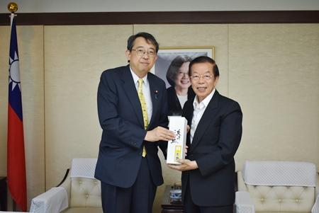 謝長廷・駐日代表（写真右）。東日本大震災発生以来、台湾からの支援に感謝の意を表すと共に、被災地の復興状況を伝える前復興副大臣の橘慶一郎・衆議院議員（左）。
