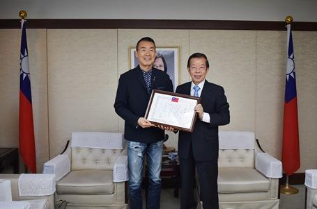 長年にわたり台日の文化交流ならびに日本で台湾への理解促進に尽力された中野善壽・前寺田倉庫代表取締役（写真左）に、謝長廷・駐日代表（右）から感謝状が贈られた。
