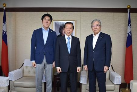 謝長廷・駐日代表（写真中央）、小川克巳・参議院議員（右）、佐藤啓・参議院議員（左）

