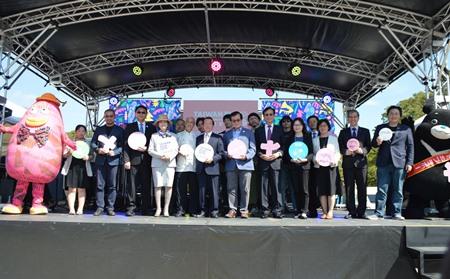 謝長廷・駐日代表（前左６）、江春男・中華文化総会副会長（前左７）、小池百合子・東京都知事（前左４）、布袋戯の人間国宝・陳錫煌さん（前左５）、簡文彬・衛武営国家芸術文化センター芸術監督（前左２）、王淑芳・台湾文化センター長（前右３）、鄭憶萍・台湾観光協会東京事務所長（前左１）、陳英顕・台湾貿易センター東京事務所長（前右２）