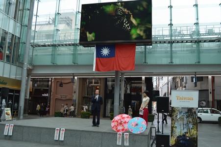 富山市総曲輪グランドプラザで開催された「台湾フェア2019 inとやま」の開幕式で挨拶する謝長廷・駐日代表