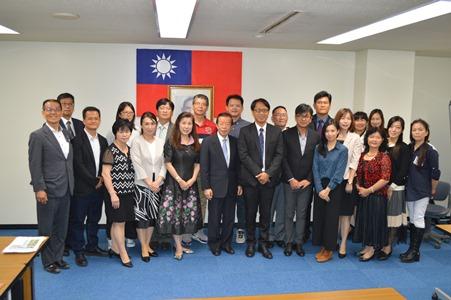 謝長廷・駐日代表（前左６）、林峻輔・宜蘭県冬山郷長（前左７）、紀秋美・埼玉台湾総会会長（前左５）、並びに冬山郷訪日団と埼玉台湾総会のメンバーら
