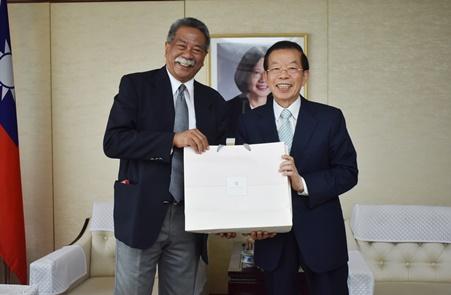 謝長廷・駐日代表（写真右）、新しく就任したアジア生産性機構（APO）のAKP・モクタン(Dr.AKP Mochtan)事務局長（左）
