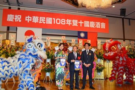 謝長廷・駐日代表（中央）、張淑玲・駐日代表処横浜分処処長（左）、張儀・横浜華僑総会会長（右）