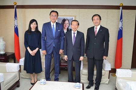 謝長廷・駐日代表（右２）および「日華議員懇談会」国慶節訪問団として今月台湾を訪問した古屋圭司・日華議員懇談会会長（衆議院議員）（左２）