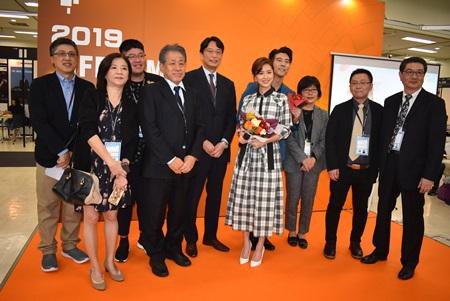 張仁久・駐日副代表（左５）、王淑芳・駐日代表処台湾文化センター長（右３）、台湾テレビドラマ制作産業連合総会（台湾電視劇製作産業聯合総会）の林錫輝会長（右１）、椎名保・TIFFCOM CEO（左４）、俳優の林予晞さん（右５）と修杰楷さん（右４）
