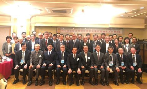 台湾を訪問する日本の講師らと記念撮影
謝長廷・駐日代表（前列左5）、黄野銀介・台湾科学技術協会理事長（前列右3）

