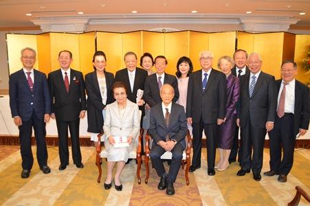 謝長廷・駐日代表（２列目左５）、安倍洋子「桜里帰りの会」日本名誉会長（前列左）、黄石城・「桜里帰りの会」台湾会長（前列右）、加瀬英明「桜里帰りの会」日本会長（２列目左４）、許世楷・元駐日代表（右５）、趙中正・全日本台湾連合会会長（右２）