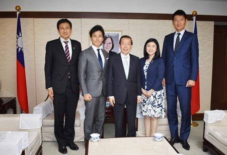 謝長廷・駐日代表（中央）、自民党の小林史明・青年局長/衆議院議員（左２）、武井俊輔・青年局長代理/衆議院議員（左１）、朝日健太郎・青年局長代理/参議院議員（右１）、牧島かれん・青年局国際部長/衆議院議員（右２）
