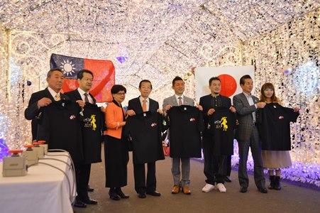 謝長廷・駐日代表夫妻（左４、３）、若林洋平・静岡県御殿場市長（右４）、池谷晴一・静岡県小山町長（右２）、中華花灯（ランタン）芸術学会の藍永旗・理事長（右３）、庄司政史・時之栖社長（左２）