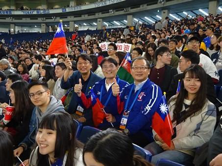 東京ドームで行われた「プレミア12」スーパーラウンドで台湾代表チームの最終戦となった対オーストラリア戦で応援する張仁久・駐日副代表（右４）、呉志揚・中華プロ野球リーグ会長（右２）、高俊雄・教育部体育署長（右３）。
試合は８回裏の林哲宣の３ランホームランなどで得点を加え、５対１で台湾がオーストラリアに快勝した。
