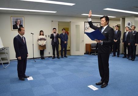 謝長廷・駐日代表（左）が立ち会う中、就任の宣誓をする李世丙・台北駐大阪経済文化弁事処処長（右）
