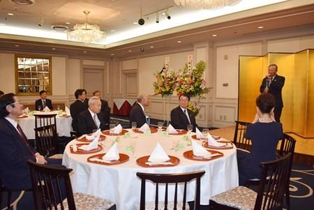 講演する蔡明耀・駐日副代表、衛藤征士郎・日本台湾親善協会会長（写真左１）
