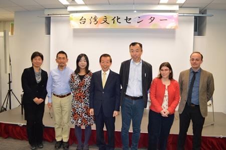 写真左より、石川えり・難民支援協会代表理事、池田宏・同性パートナーシップネット共同代表、伊藤和子・ヒューマンライツナウ事務局長、謝長廷・駐日代表、モデレーターの鈴木賢・明治大学法学部教授、アンスティチュ・フランセ日本のサラ・ヴァンディ主任（書籍グローバル討論会部門担当官）、ルカ・フロマン在日フランス大使館政治部一等書記官