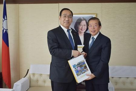 謝長廷・駐日代表（写真右）、中西哲・参議院議員（左）
