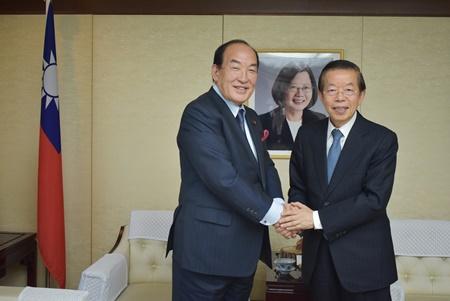 謝長廷・駐日代表（写真右）、生方幸夫・衆議院議員（左）