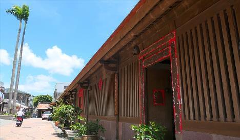 宜蘭県の最北端に位置する頭城は、人口3万人ほどの小さな町。蘭陽地方で最初に開かれた場所であり、かつては交易で栄えました。現在は昔のような賑わいはありませんが、往時の面影を残す古い家並みが残っています。散策のメインとなるのは、「頭城老街」とも称される和平街。ここは町で最も長い歴史を誇る路地で、北端と南端にそれぞれ土地の神様を祀った「福徳祠」が設けられています。南端にある福徳祠のそばには戦前に建てられた町屋建築が残っています。美しいアーチが連なり、赤レンガの壁や年季の入った木製の扉などが印象的な風景を作りだしています。ここは長らく廃墟と化していましたが、最近はギャラリーや宜蘭の特産品である寒天を用いたドリンク店などができており、訪れる行楽客が増えています。
