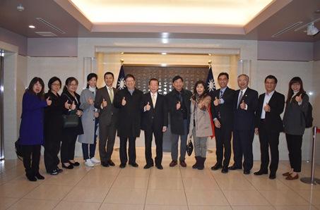 謝長廷・駐日代表（写真中央）、楊文科・新竹県長（左6）、蔡明耀・駐日副代表（右3）
