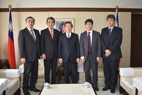謝長廷・駐日代表（写真中央）、蝦名大也・釧路市長（左２）

