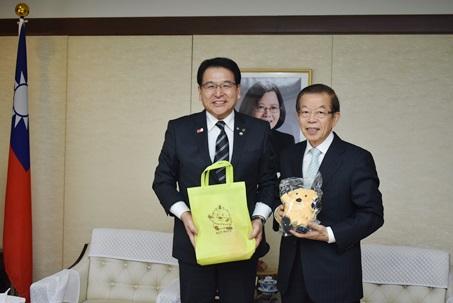謝長廷・駐日代表（写真右）、千葉健司・栗原市長（左）
