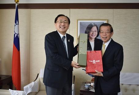 謝長廷・駐日代表（写真右）、12月中旬の台湾訪問時における青森りんごのPR、台湾と青森県の経済、観光、教育分野の交流促進活動および進捗状況などについて説明した三村申吾・青森県知事（左）
